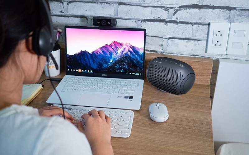 Bạn có thể chuyển đổi linh hoạt và nhanh chóng khi kết hợp laptop và loa từ cùng thương hiệu LG